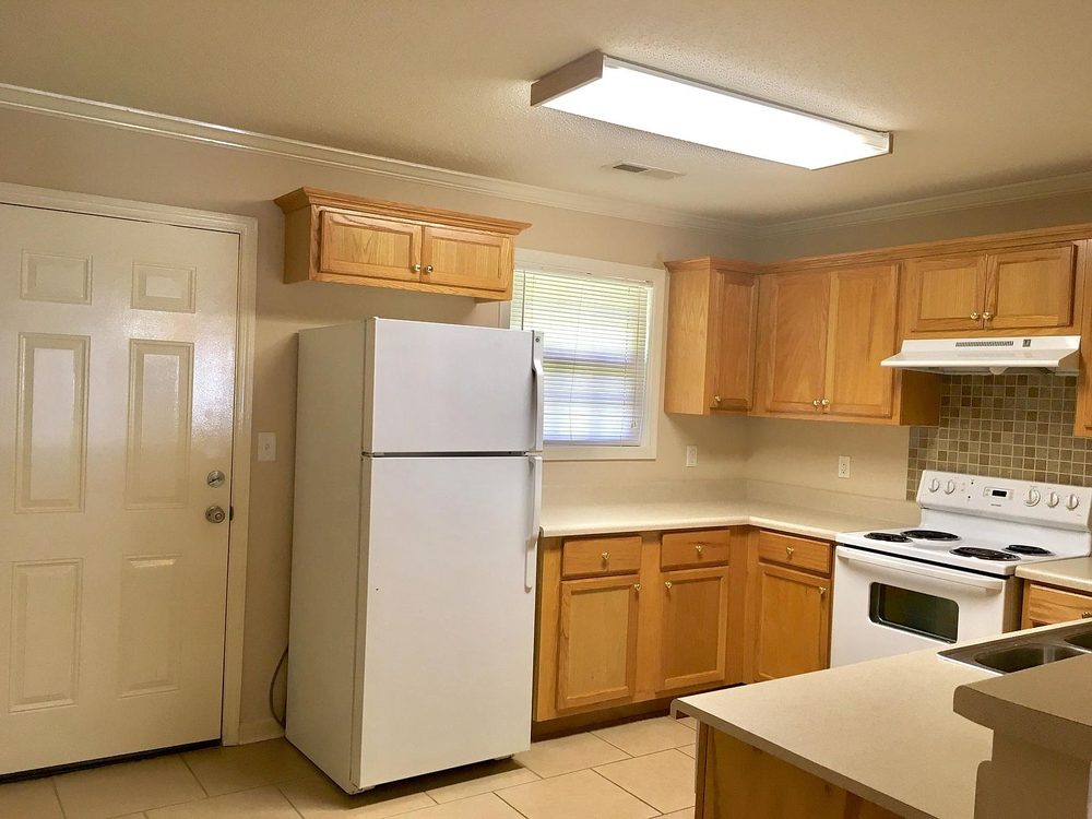 Pinebrook apartment kitchen with light cabinets